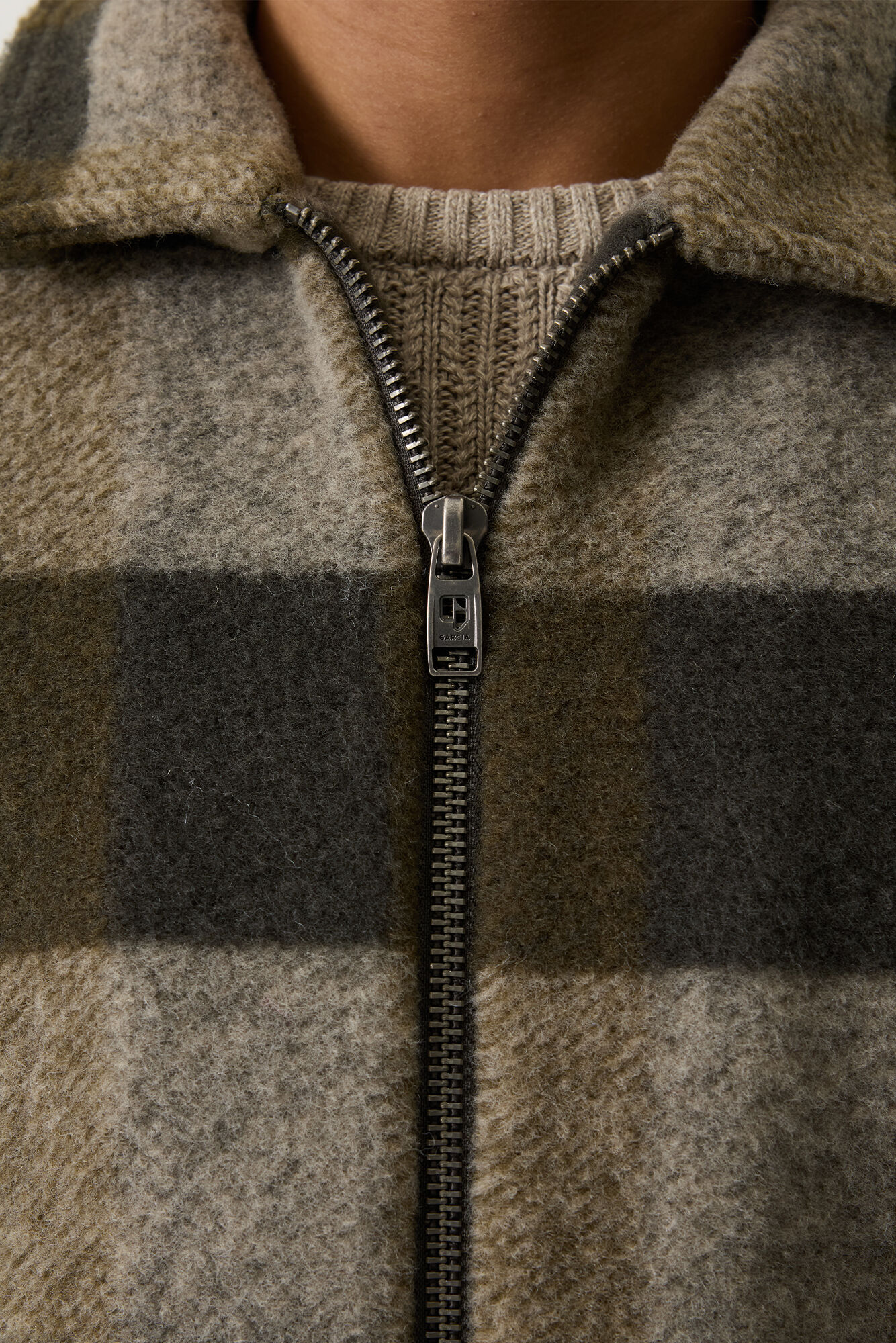 Garcia Herrenjacke mit Karomuster – Wolloptik Oliv/Grau XXL